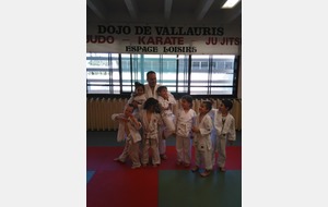 Les petits du premier groupe avec le trésorier de la section Judo Cyrille Dhennin