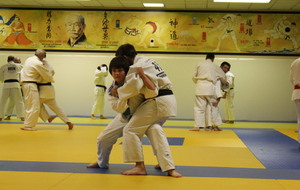 Notre petit Florent  DURY exécutant Ippon KO Uchi Gari sur Monsieur Julien TARPERA conseiller technique régional 