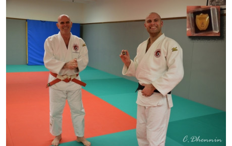 JUDO: Remise du pin's présidentiel