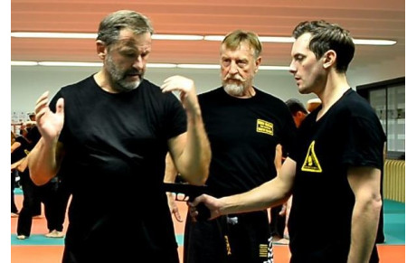 KRAV MAGA - SELF DEFENSE - MENACE ARME DE POING